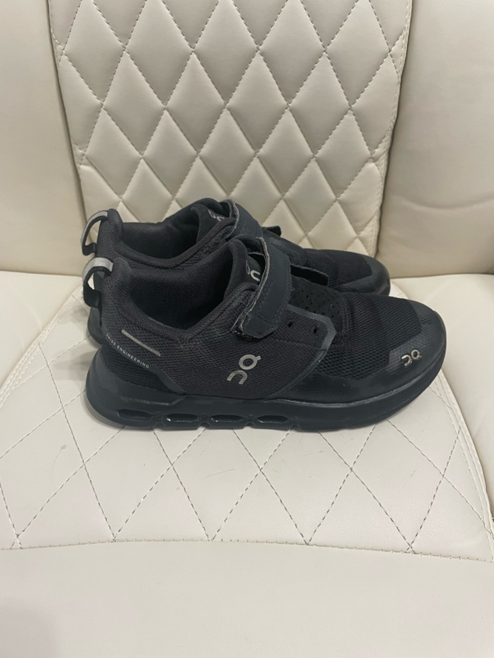 Kids On Clouds Shoes With Velcro Strap in black size 1.5